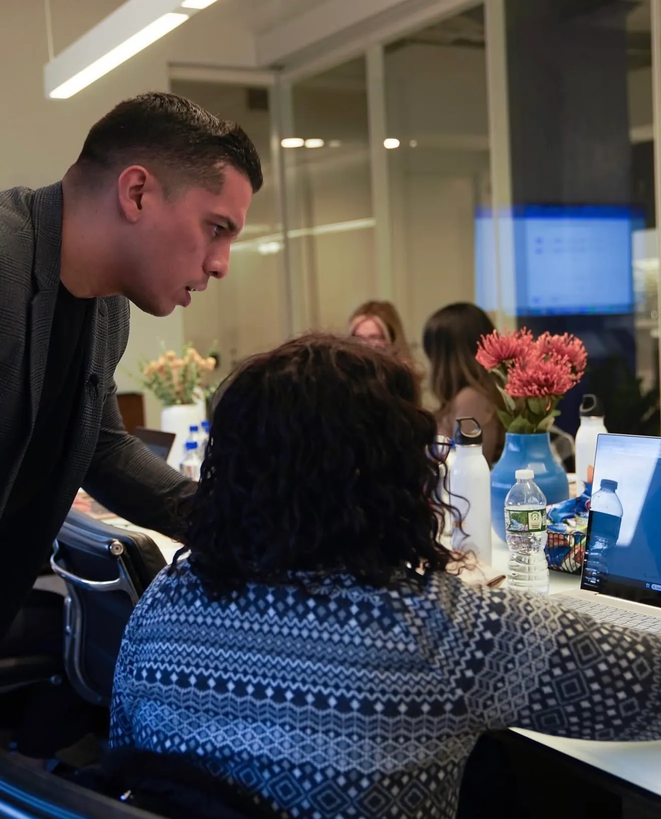 Rafael Angarita running a working session with a team